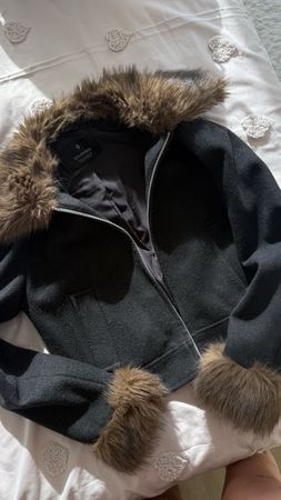Veste Stradivarius gris avec fausse fourrure taille S