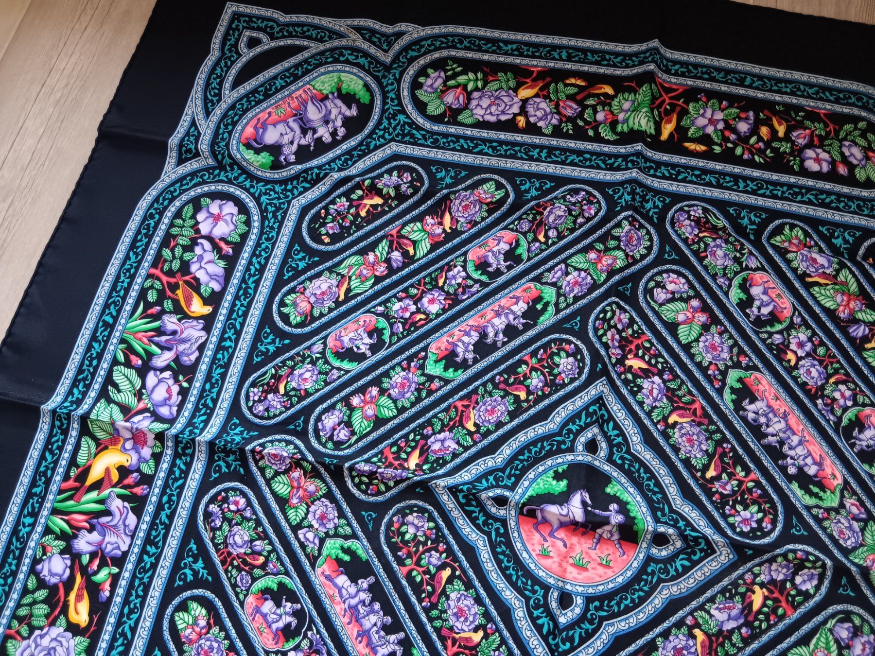 Hermès Foulard & Sciarpe: HERMES "QALAMDAN" CARRE 90 CM – Usato da Cossonay-Ville venduto da Les_1001_perles 4