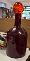 Grosse, rote Karaffe mit Kugelstopfen