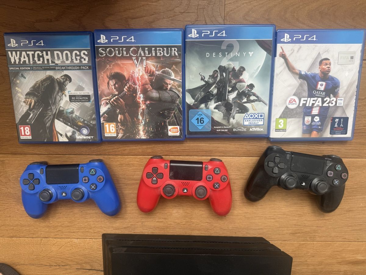 Sony Console: PS4-KONSOLE MIT 3 CONTROLLERN UND 4 SPIELEN – Usato da Goldach venduto da jil_vnd8 1