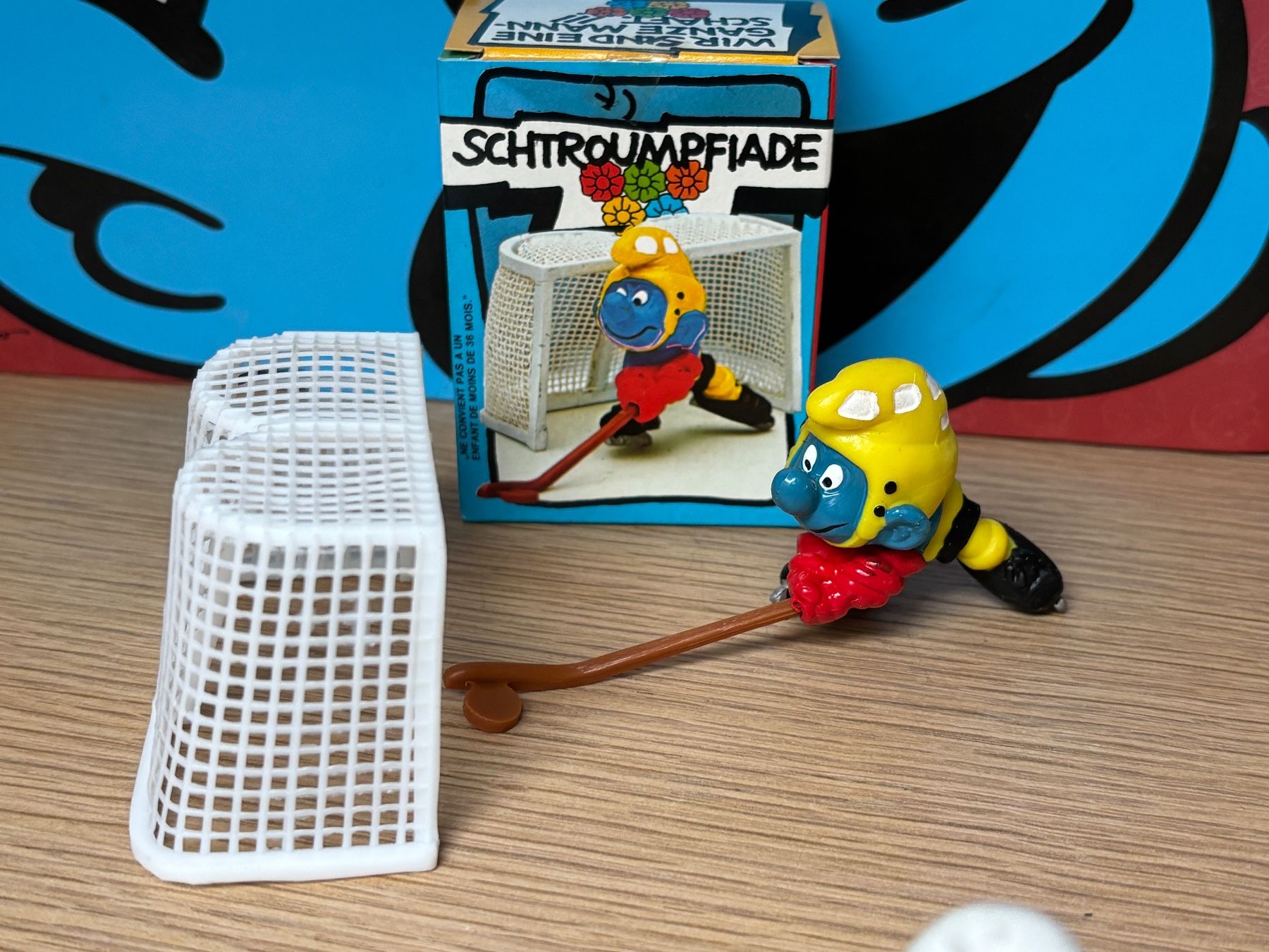Schleich Statuette: Eishockey-Schlumpf, mit Original-Verpackung – Nuovo (secondo la descrizione) da Lyss venduto da Duckszone