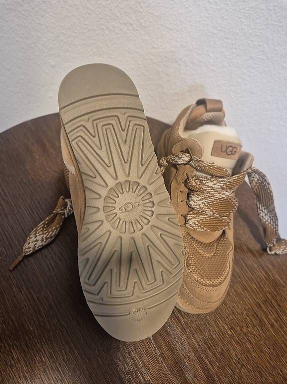 Damenschuhe: Baskets UGG neuves 39 – Neu und originalverpackt aus La Tour-de-Peilz von miniie