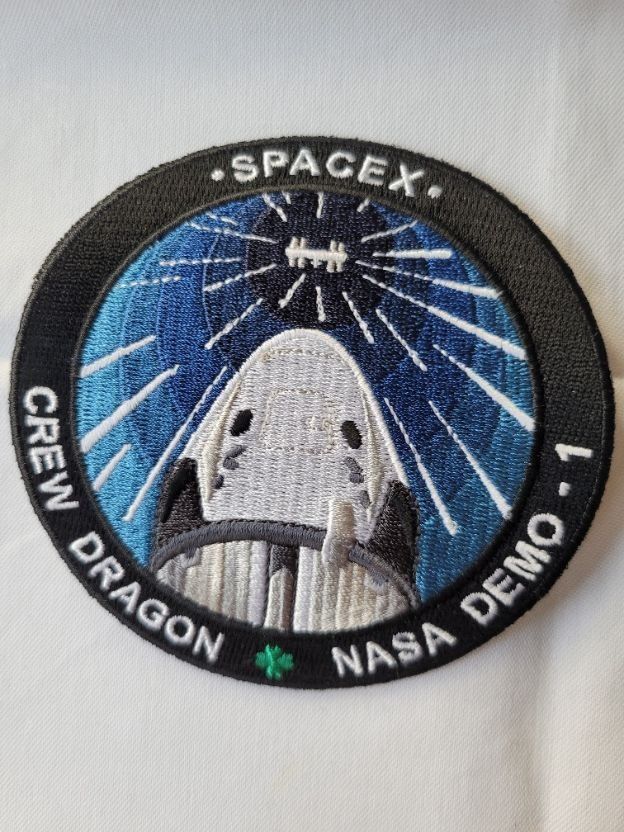 NASA Placchette & Badge: Zwei Raumfahrt-Abzeichen gestickt, Durchmesser 10cm – Nuovo e nell'imballaggio originale da Altdorf UR venduto da Nordwing 2