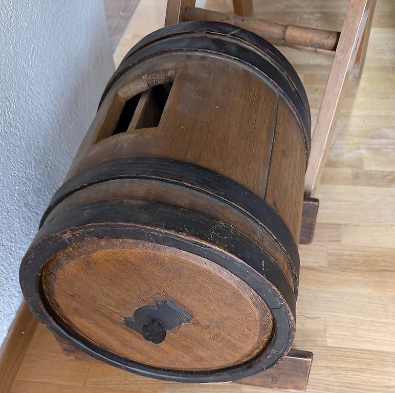 Altri elettrodomestici e apparecchi d’epoca: Antikes Butterfass aus Holz mit Gestell – Usato da Zürich venduto da pey_mtw2 2