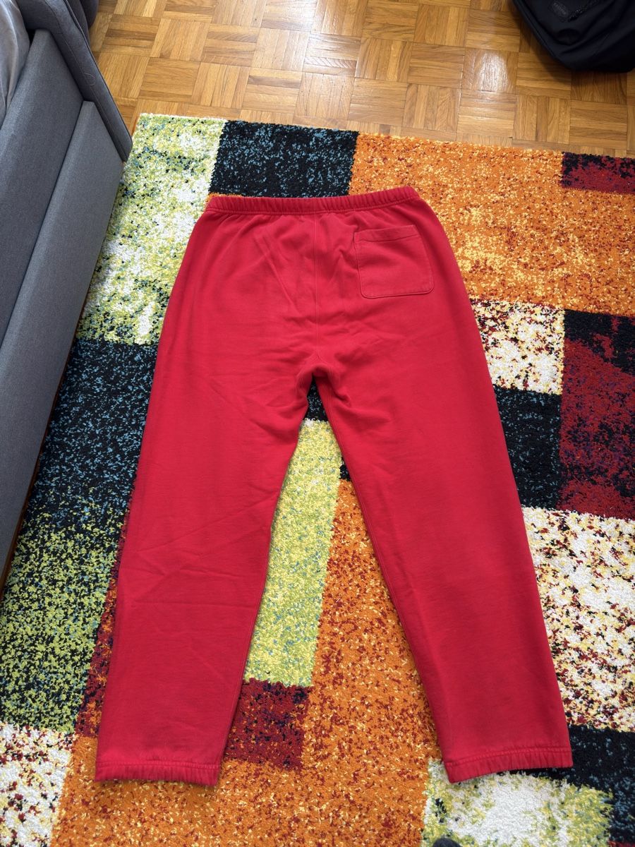 Supreme Pantaloni: Supreme sweatpant red – Nuovo (secondo la descrizione) da Yverdon-Les-Bains venduto da fir_7srk 5