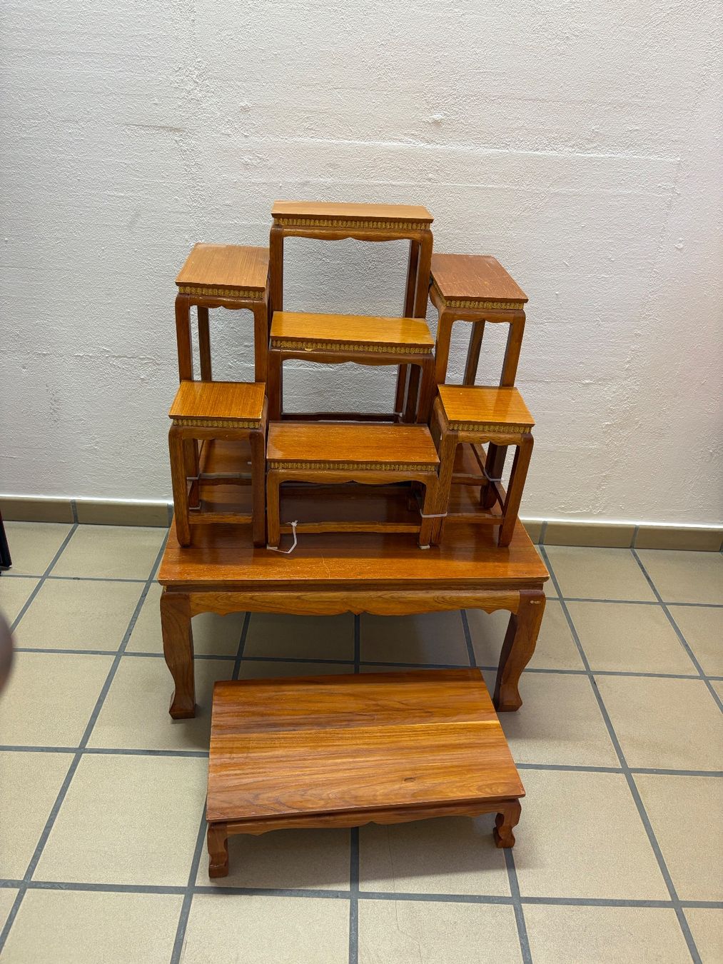Set di tavolo e panche: Thailändischer Buddha Altar (Hausaltar) – Usato da Winterthur venduto da livianina 1