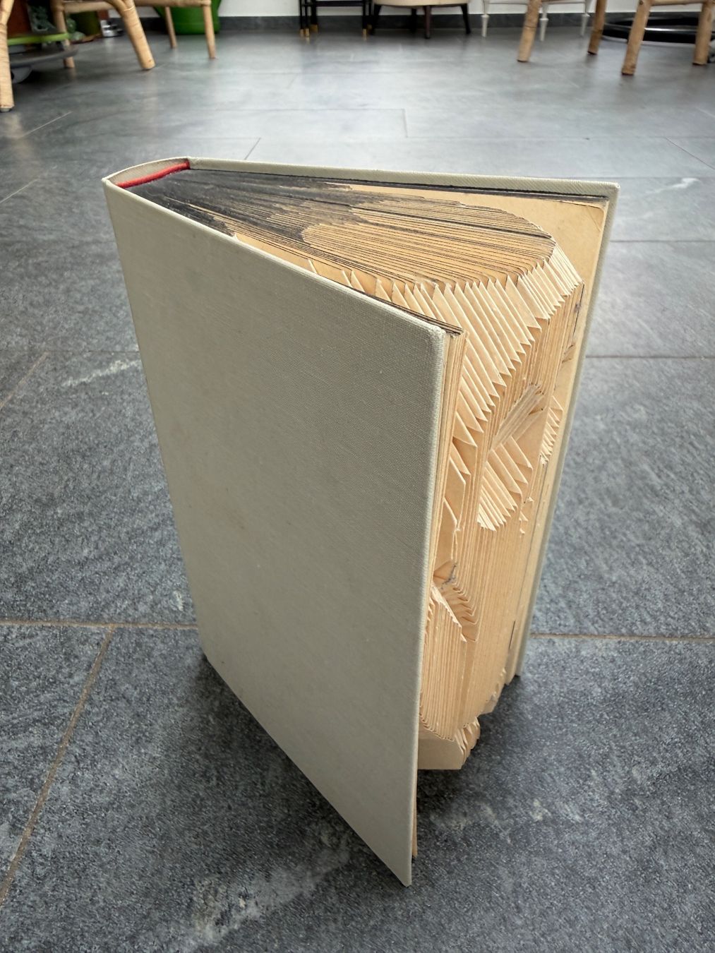 Skulpturen & Statuen: Gefaltetes Buchkunst-Objekt: Eule aus Buchseiten Skulptur – Gebraucht aus Otelfingen von Markthalle_C 2