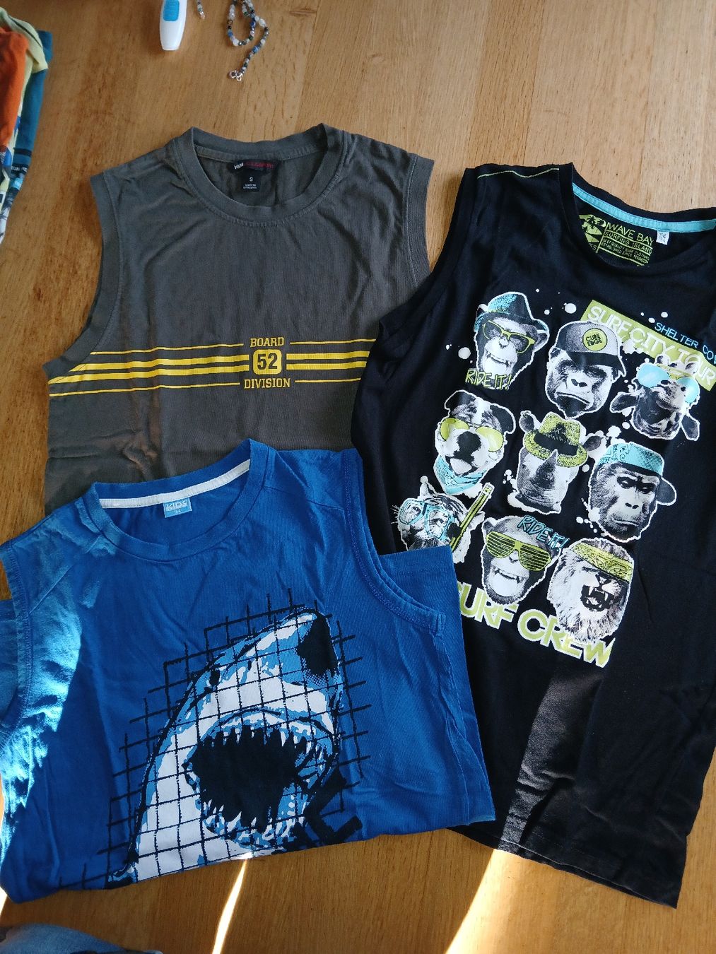 Hemden, T-Shirts & Polos: 3 t shirt ärmellos 164 – Gebraucht aus recherswil von papamoll71