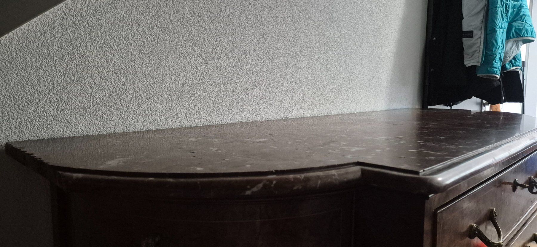 Cassettiere: Kommode mit Marmorplatte Nussbaumfurnier mit Schubladen – Difettoso da Dompierre FR venduto da Kompaniechef 2
