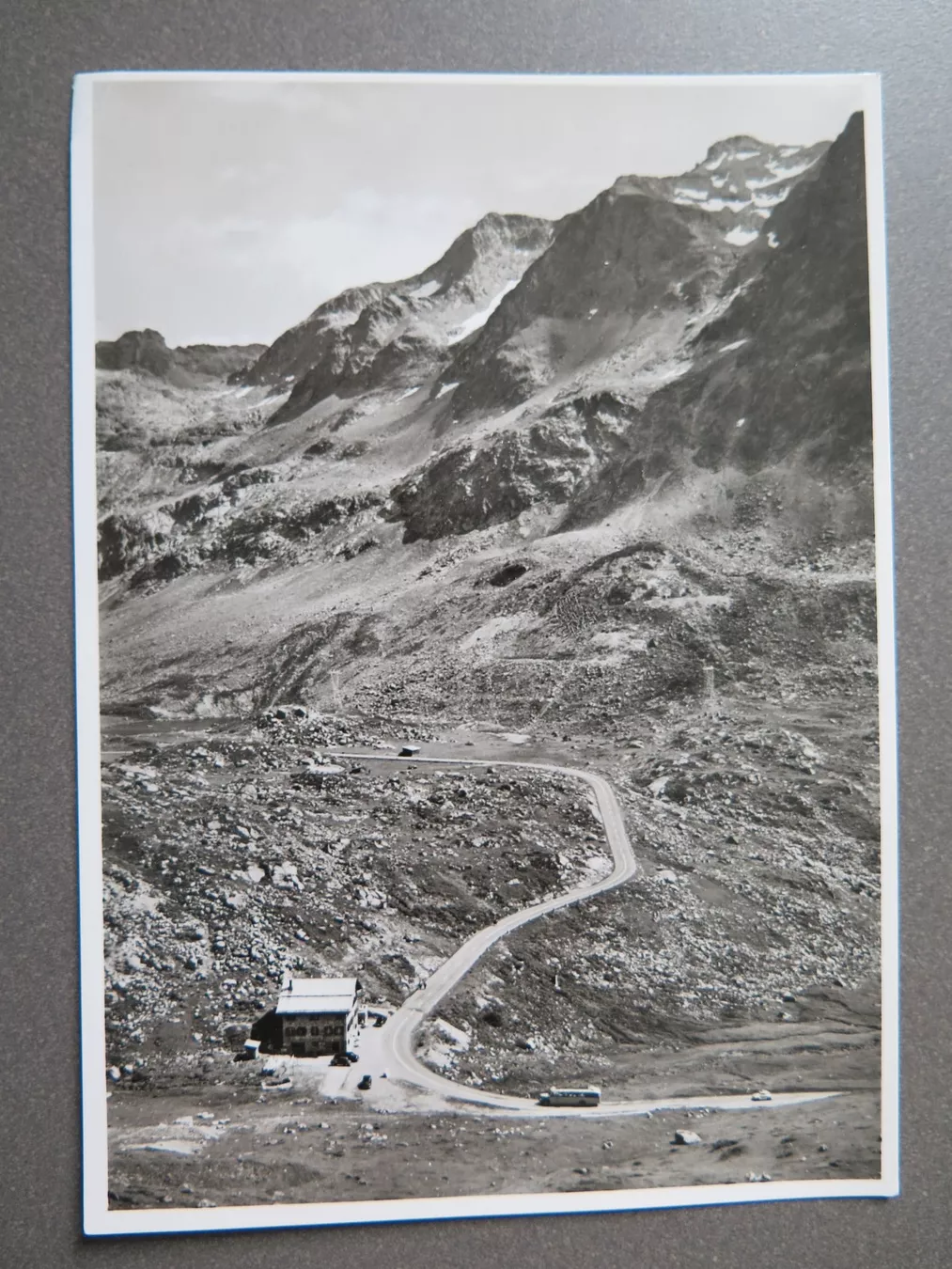 Cartoline postali: JULIERPASS - BERGHAUS MIT POSTAUTO – Usato da Wittenbach venduto da lipasal