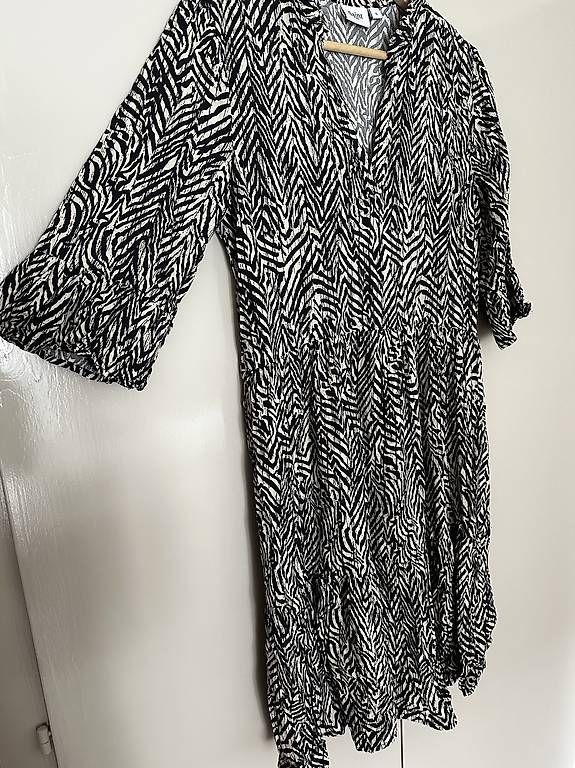 Robes: Robe Saint Tropez zebree – D'occasion à Bern par hal_898q 1