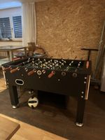 Tischkicker schwarz mit Figuren und Griffen