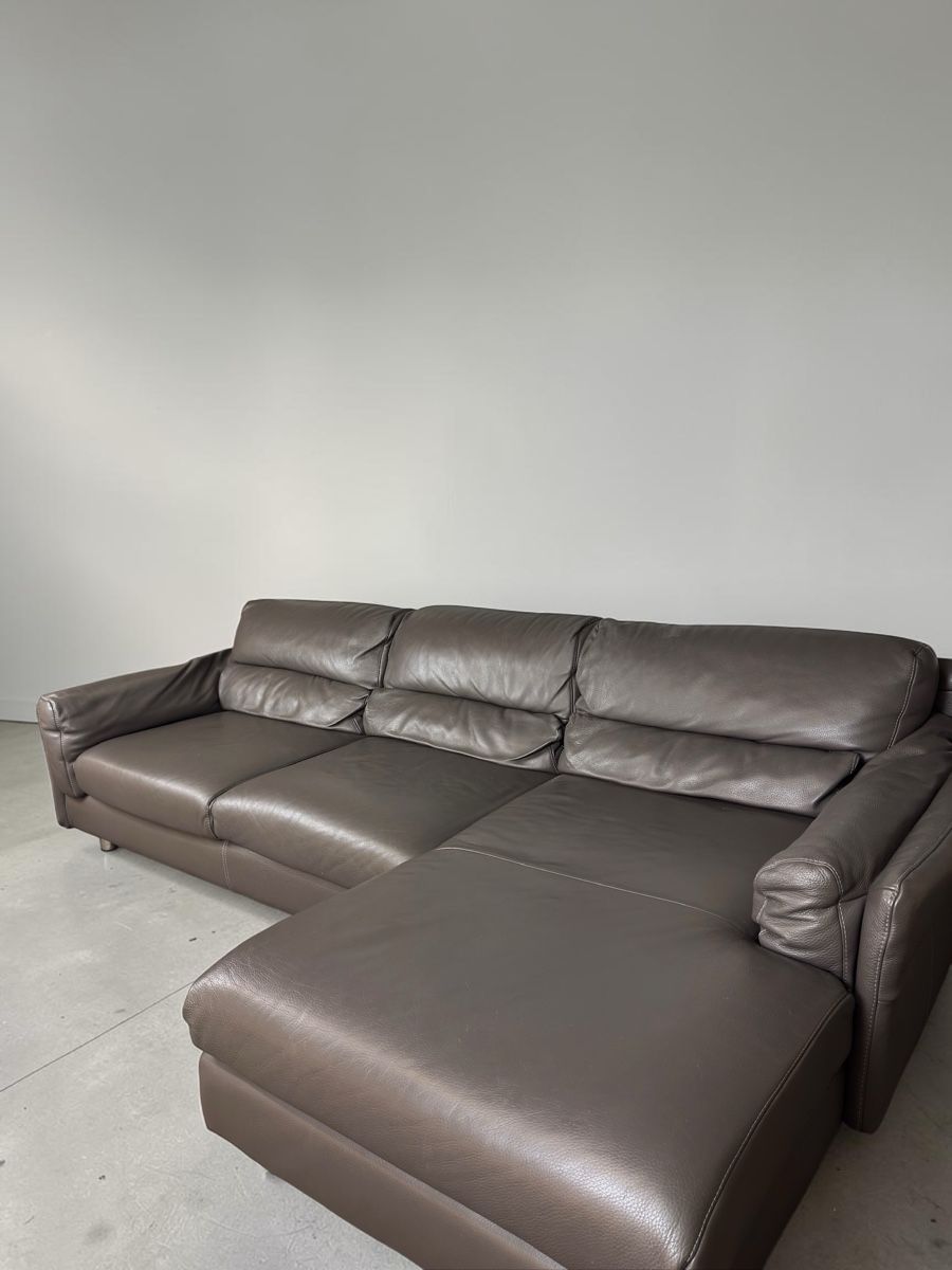 Divani: Ecksofa echtes Nubukleder, ein antiker Metallschirm – Usato da Bachenbülach venduto da Sofalab.swiss 4