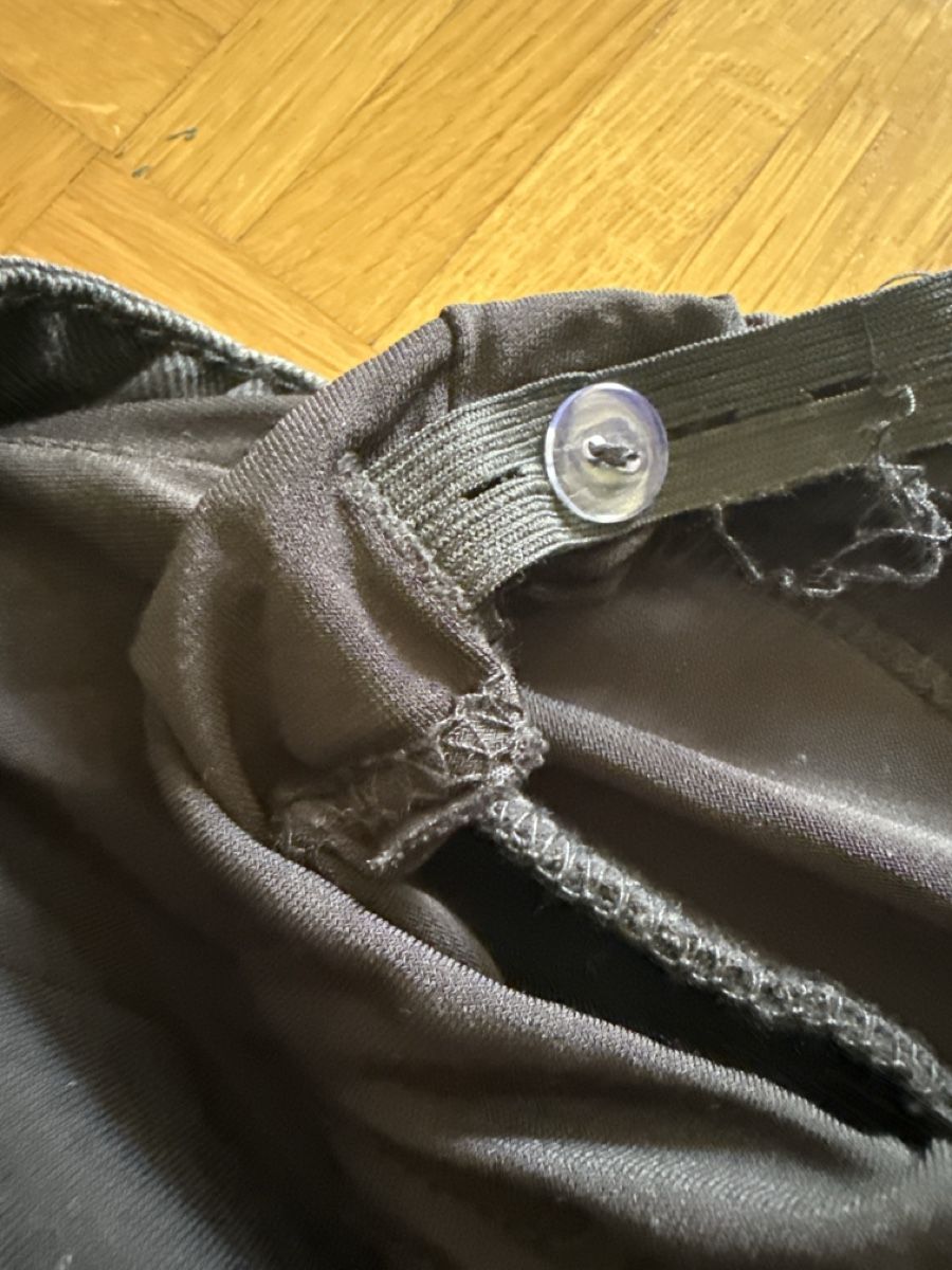 Lotti di vestiti: Jean maternité noir, taille réglable, bon état – Usato da Birsfelden venduto da dan_q2df 4