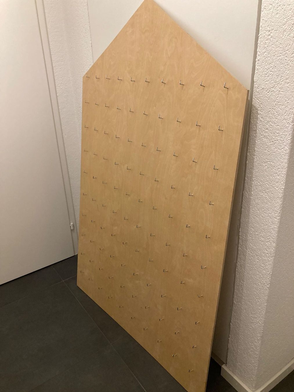 Holzartikel: Holzwand mit 100 Aufhängern – Neu (gemäss Beschreibung) aus Biel-Benken BL von ere_7gwg 1