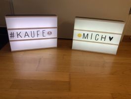 2 Lightboxen mit vielen Buchstaben und Zeichen