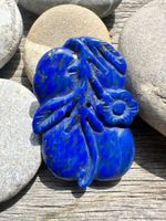 Geschnitzter Anhänger / Medaillon aus Lapislazuli