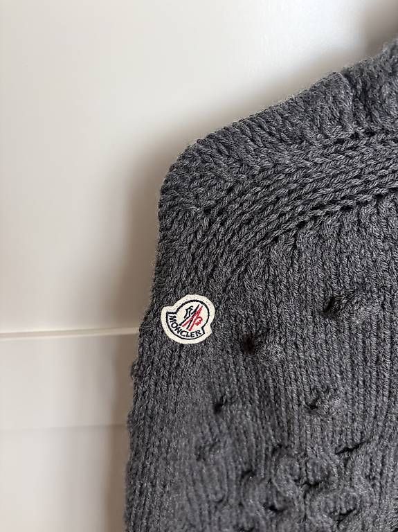 Moncler Autres vêtements femmes: Moncler Poncho – D'occasion à Jona par xweeknd 1