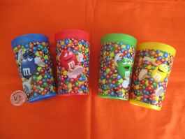 M und M Becher