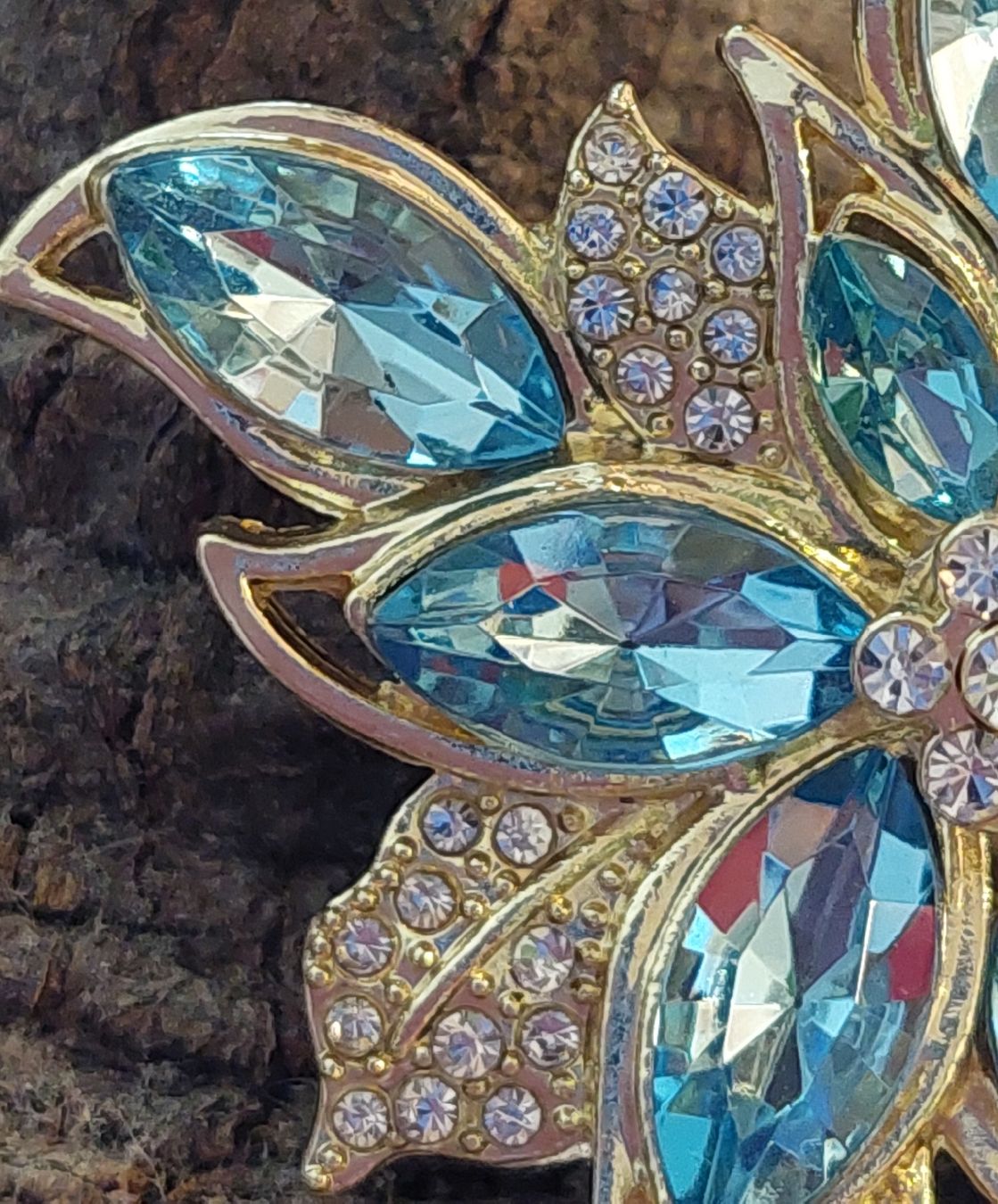Spille & Fermagli: Hübsche Brosche Blume hellblau mit Strass – Nuovo (secondo la descrizione) da Oberwil BL venduto da Hunajakakku 6