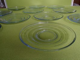 2 und 11 hellblaue Vintage Glasteller