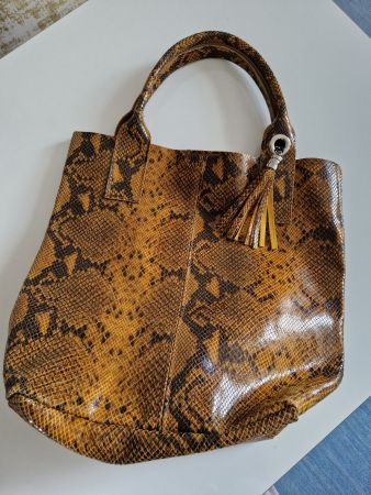 Sac shopper cuir style reptile ocre et noir