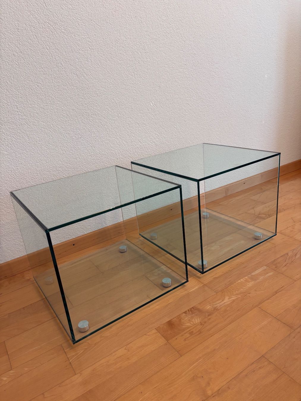 Pfister Comodini: 2 Glas Nachttischli / Tischli – Usato da Richterswil venduto da 1cacique
