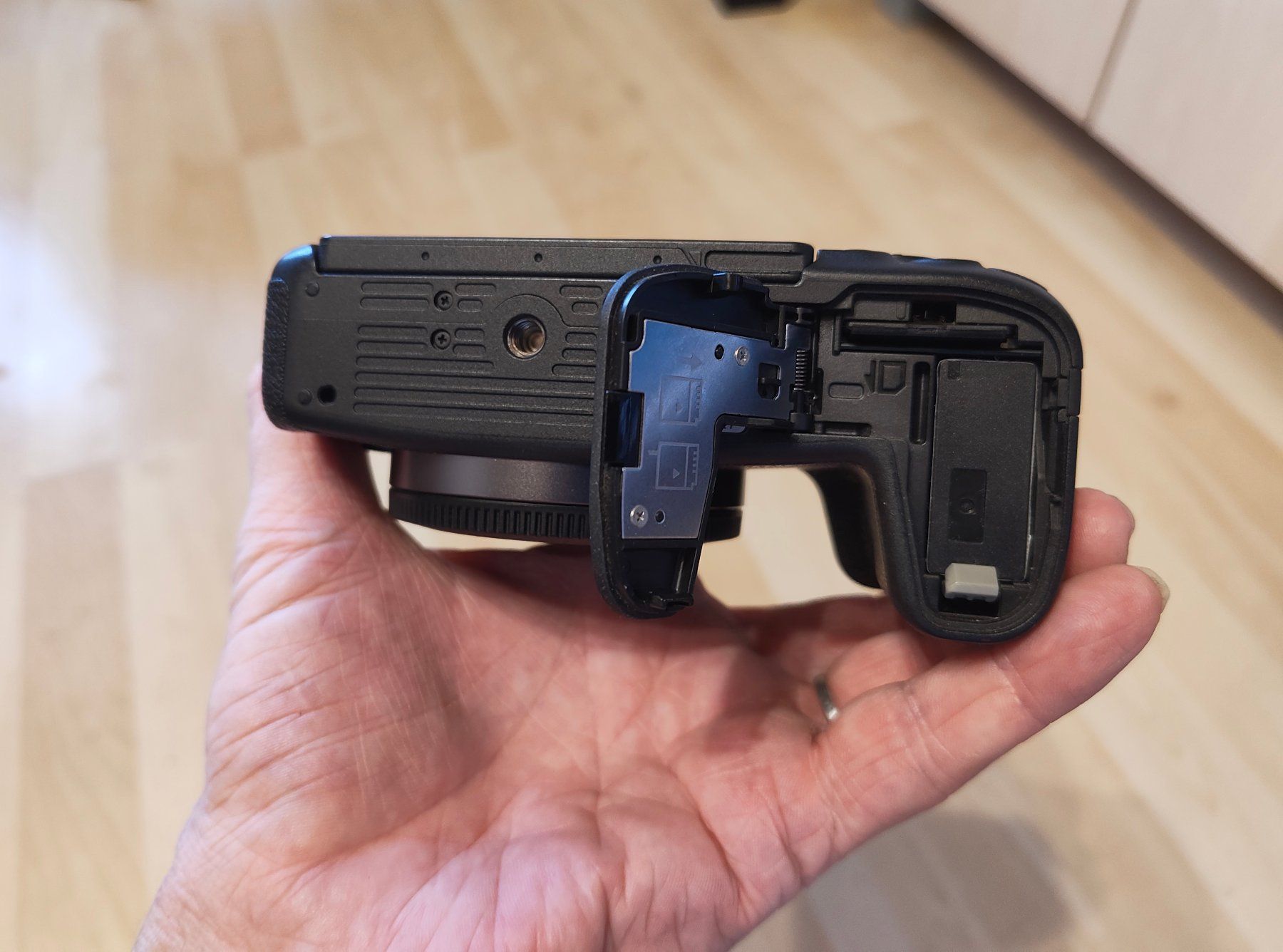 Canon Kamera: EOS RP Gehäuse. – Gebraucht aus Hägendorf von Flashman 8
