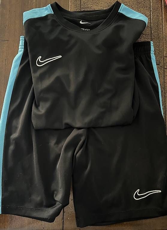 Kleiderpakete & -sets: Completo Nike 147/158 – Gebraucht aus Viganello von bia_x25w