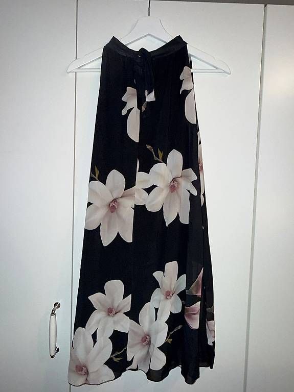 Robes: SCHWARZES BLUMENKLEID – D'occasion à Niederhelfenschwil par Mileko 1