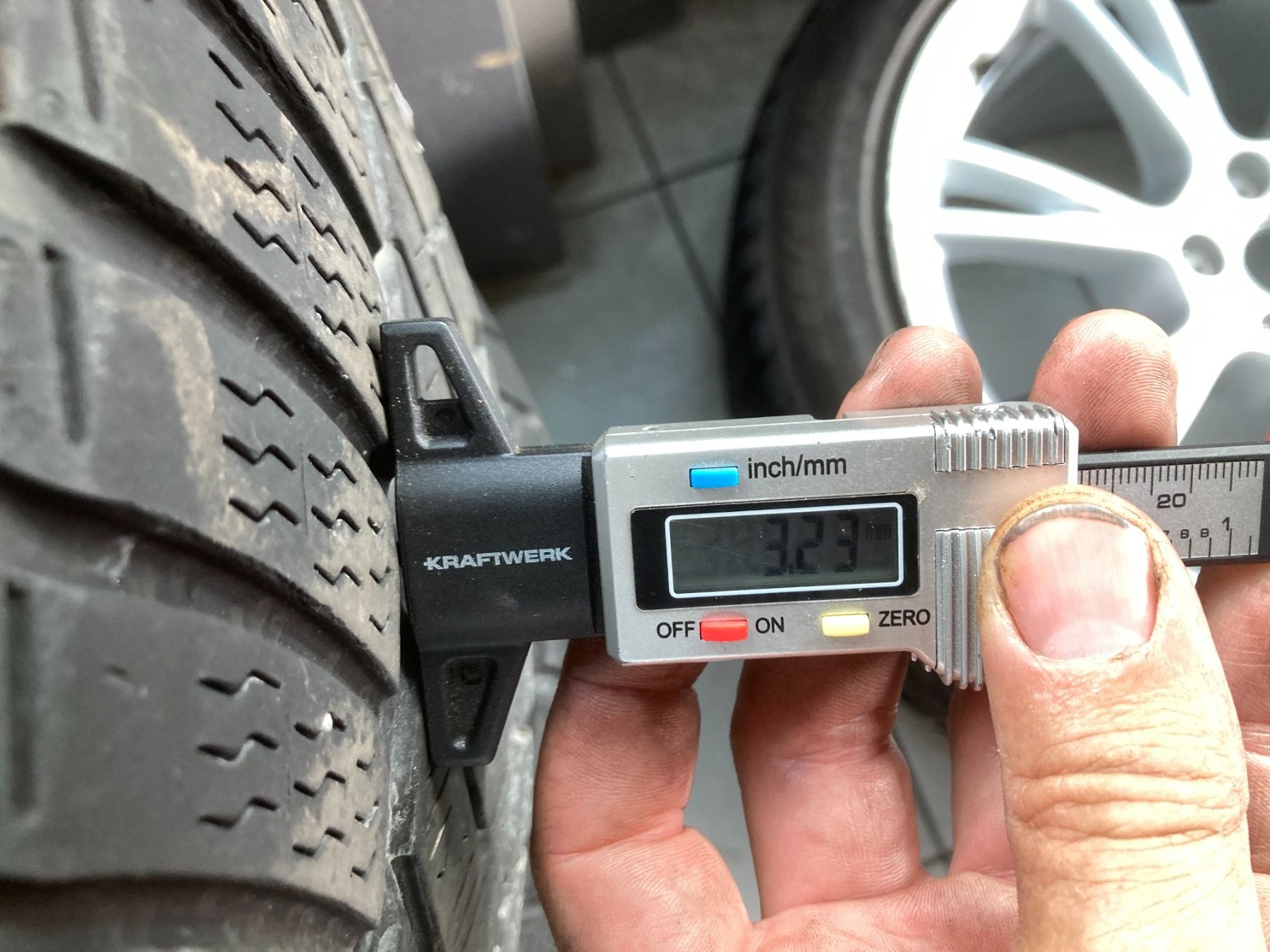 Tesla Pneumatici & Ruote complete: Tesla Model Y Winterräder 255/45R19 – Usato da Cham venduto da WB2223 7