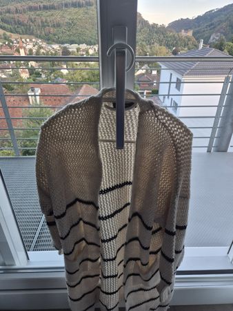 Zwei Damen Strickjacken beige Grösse S guter Zustand