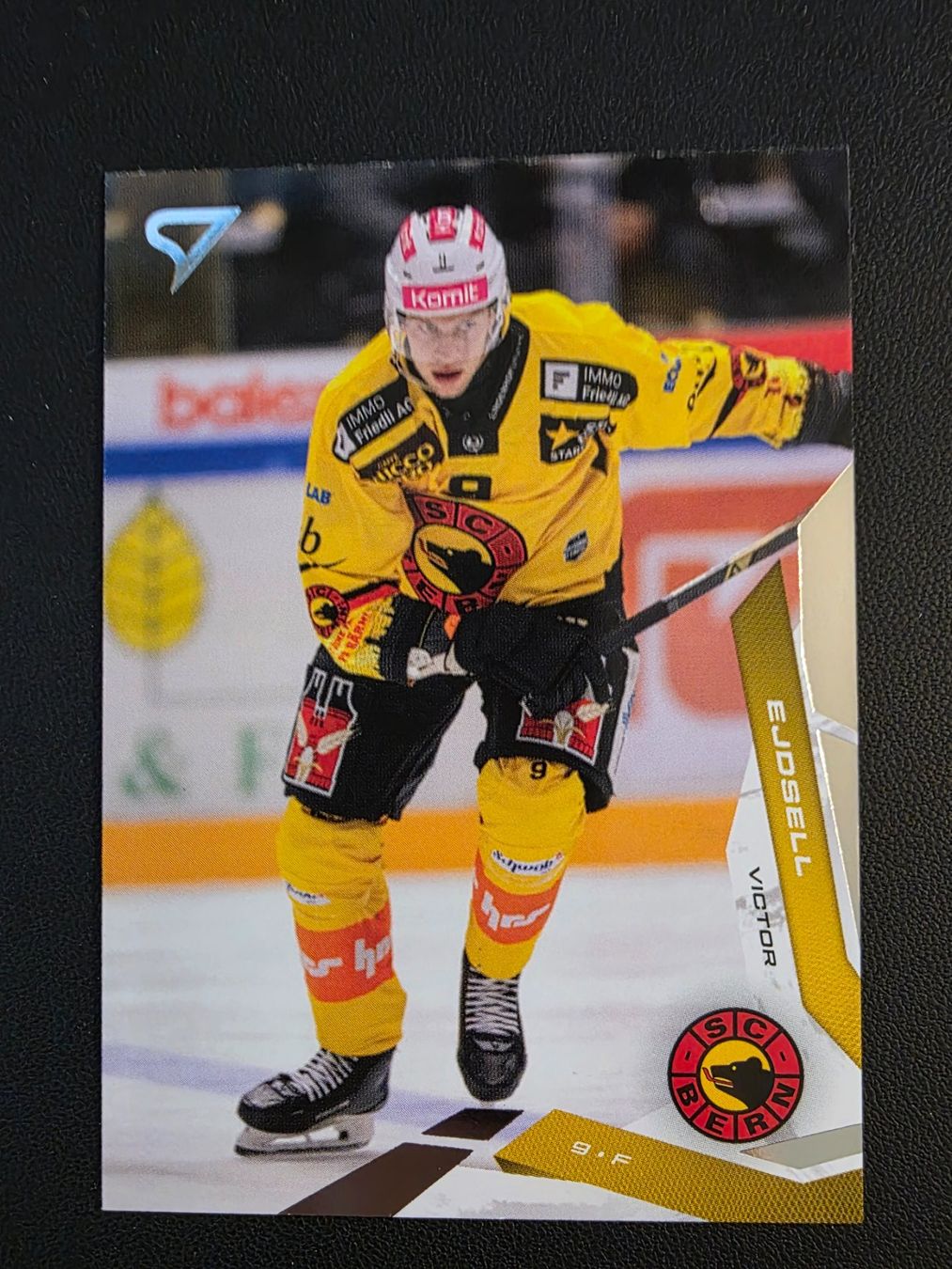 Sportzoo Carte collezionabili: 2025/26 SCB Bern Victor Ejdsell Base - Series 2 – Usato da Bauma venduto da Yotanke