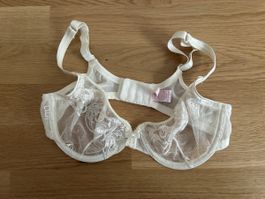White Floral Lace Bra 32C - Elegant and Comfortable!
