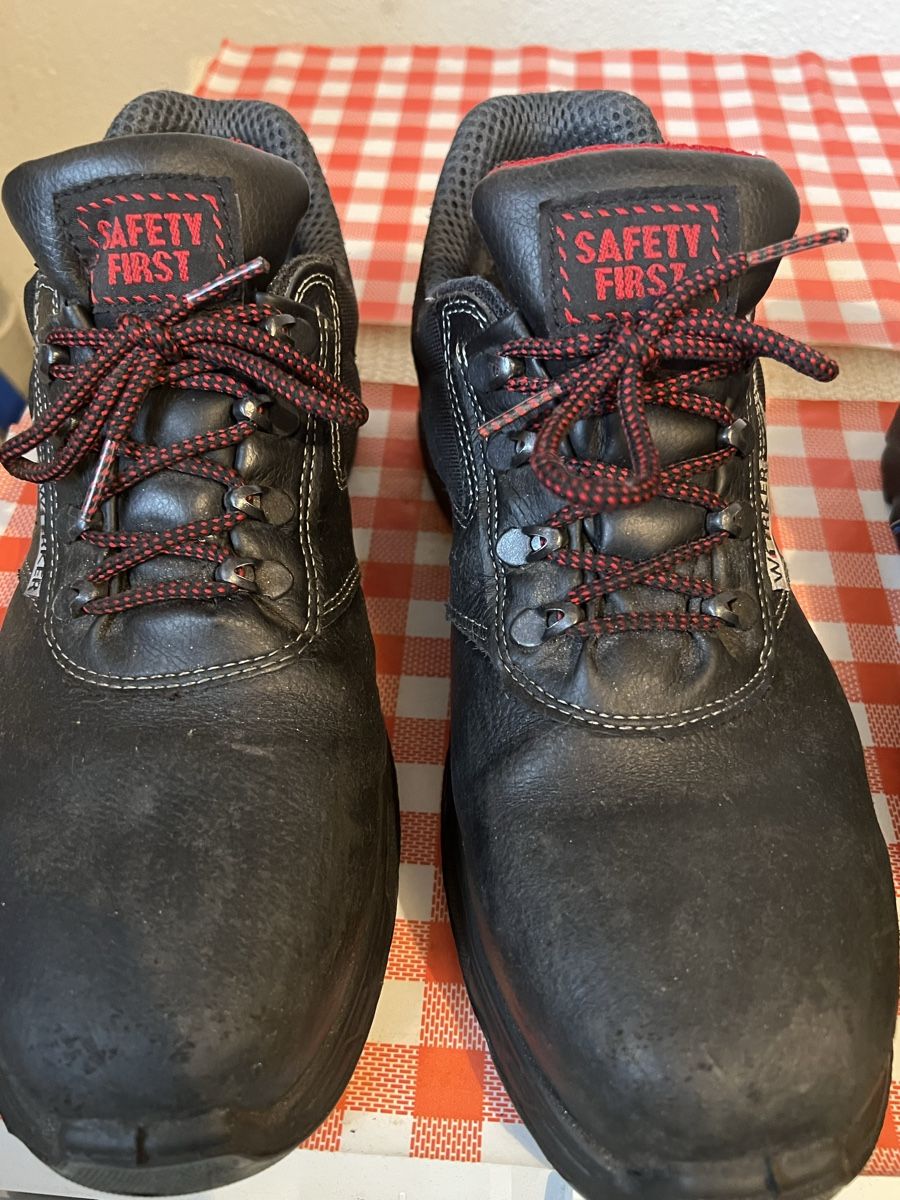Scarpe da uomo: 2 Arbeit Schuhe gr. 42 Stahl Kappend – Usato da Triesen venduto da bubita 1