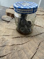Glas gefüllt mit diversen Schrauben etc.