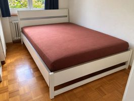 IKEA Bett 140 × 200 cm mit Matratze und Nachttisch