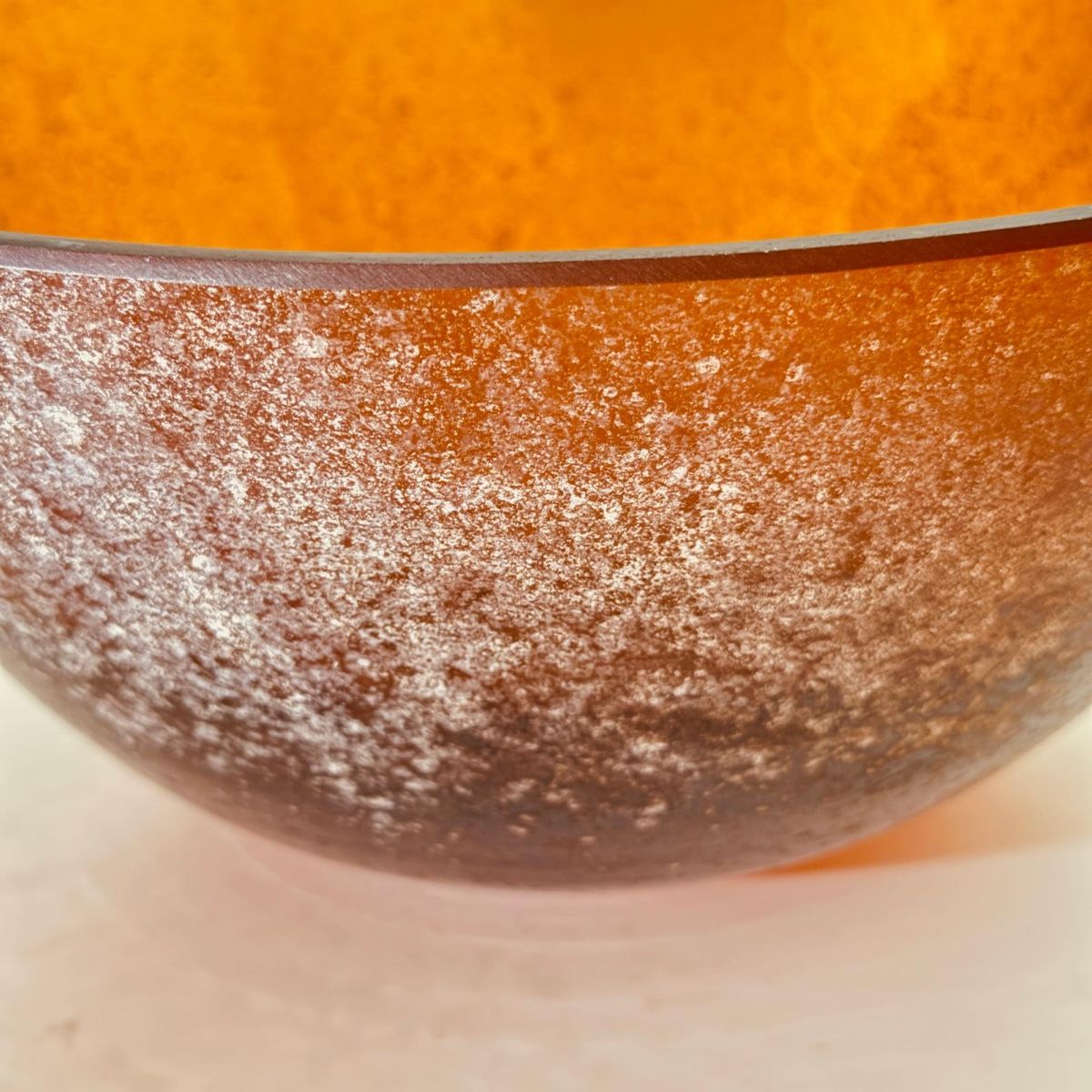 Murano Ciotole: Wunderschöne bernsteinfarbene Murano-Schale in Scavo-Technik – Usato da Luzern venduto da downtonabbey 4
