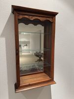 Wand-Vitrine antik mit Spiegel
