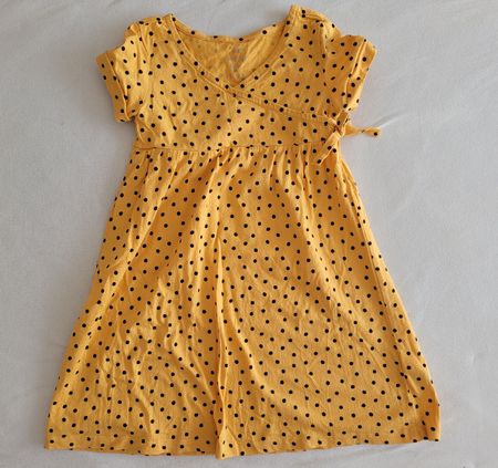 Sommerkleid in gelb mit schwarzen Punkten Gr. 104