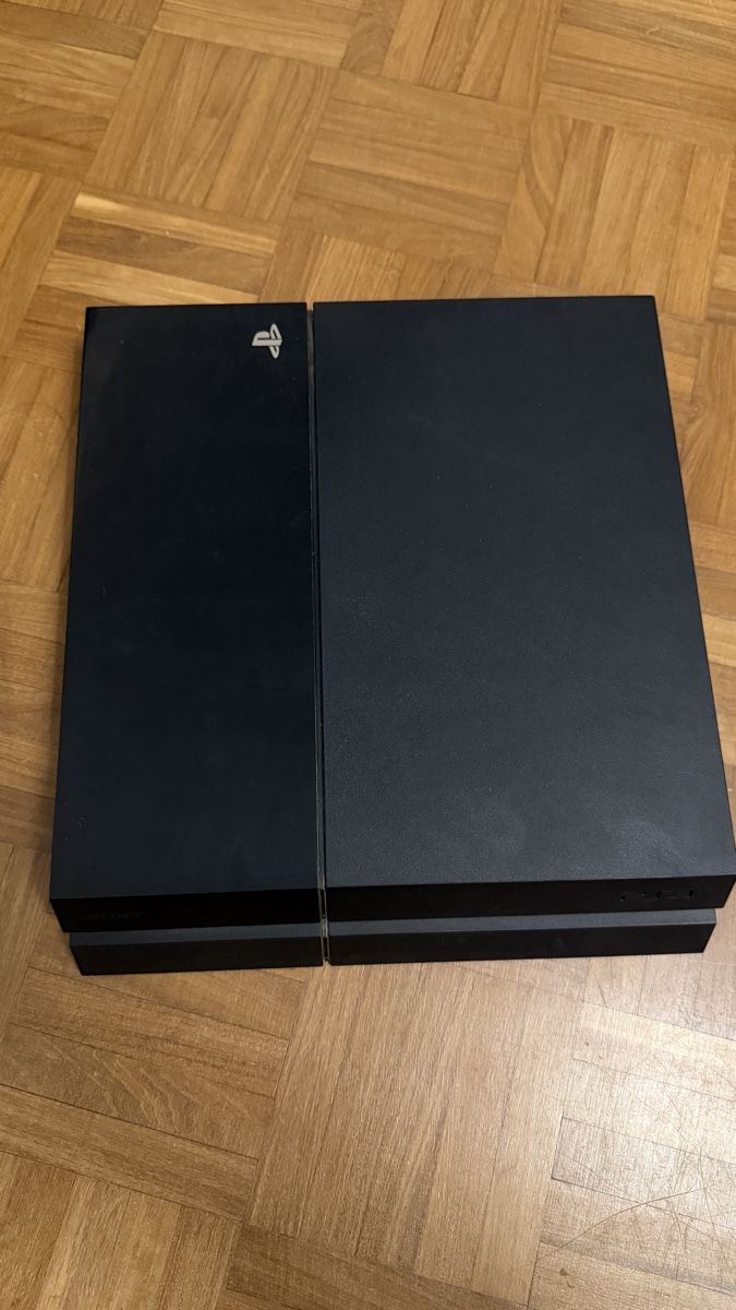 Sony Consoles: Ps4 mit 2 games und 1 kontroller mit kabel – Neuf (Voir description) à Allschwil par B.Bivona