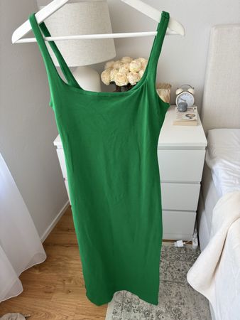 NEW - Bodycon Green Midi Dress NP: 45.-