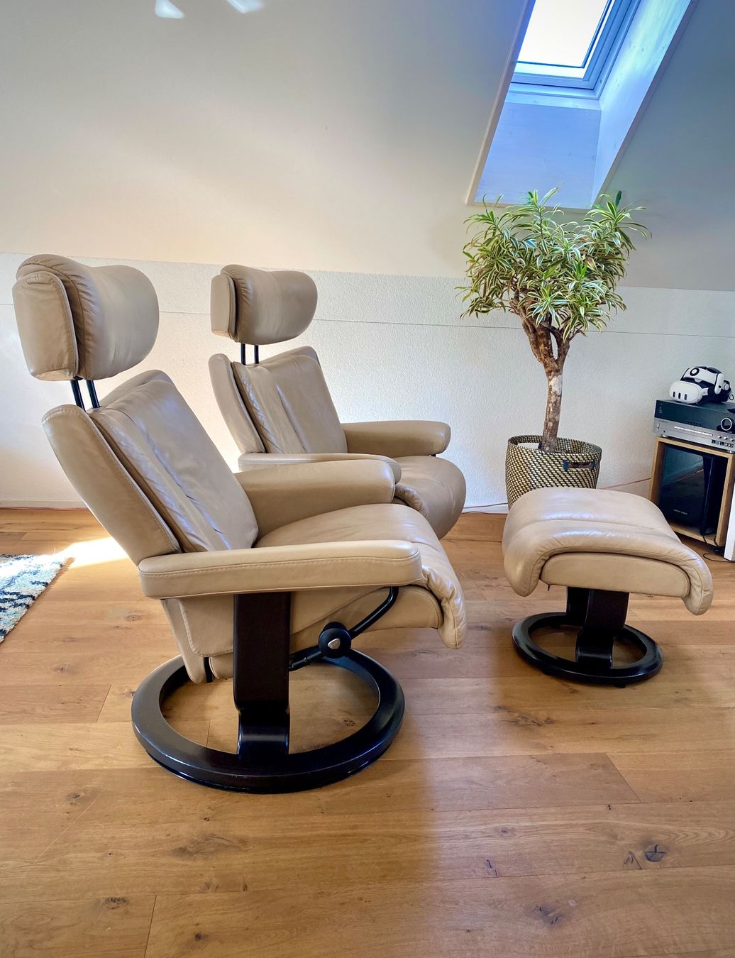 Stressless Poltrone: 2 Stressless® Magic Relax Sessel Beige Größe M mit 1 Hocker – Usato da Rorbas venduto da Samayo_ 2