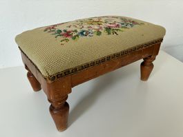 Antiker Polsterhocker / Fussschemel mit Gobelin-Stickerei
