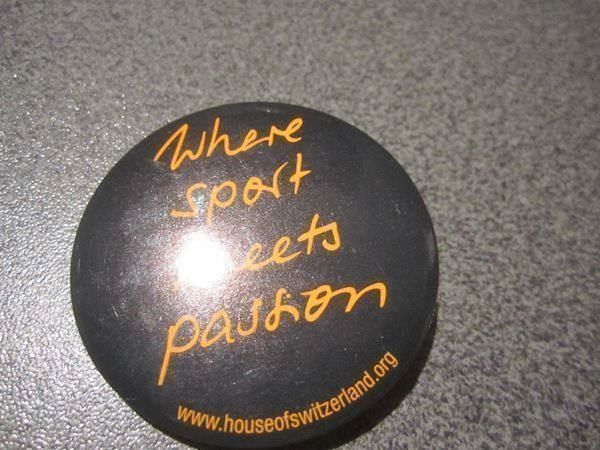 Broches & Aiguilles: Button Aufschrift: Where sport meets – D'occasion à Zürich par Motzkuh
