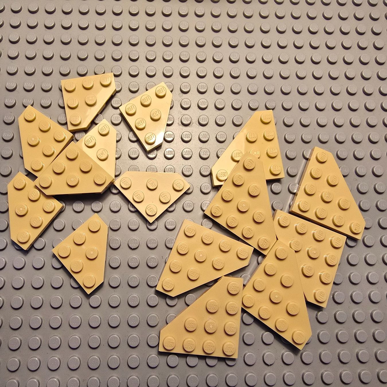 Lego Kit di costruzioni: Lego 15x Platte abgeschrägte Ecke Tan – Usato da Basel venduto da Swi-7621