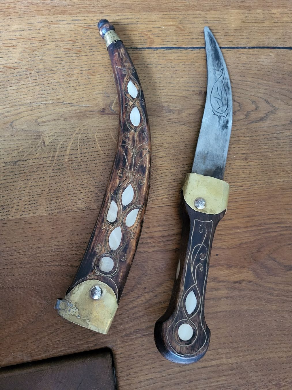 Altre raccolte & rarità: Antiker Dolch mit Scheide, verziert mit Perlmutt. – Nuovo (secondo la descrizione) da Winterthur venduto da rab_tr8n 1