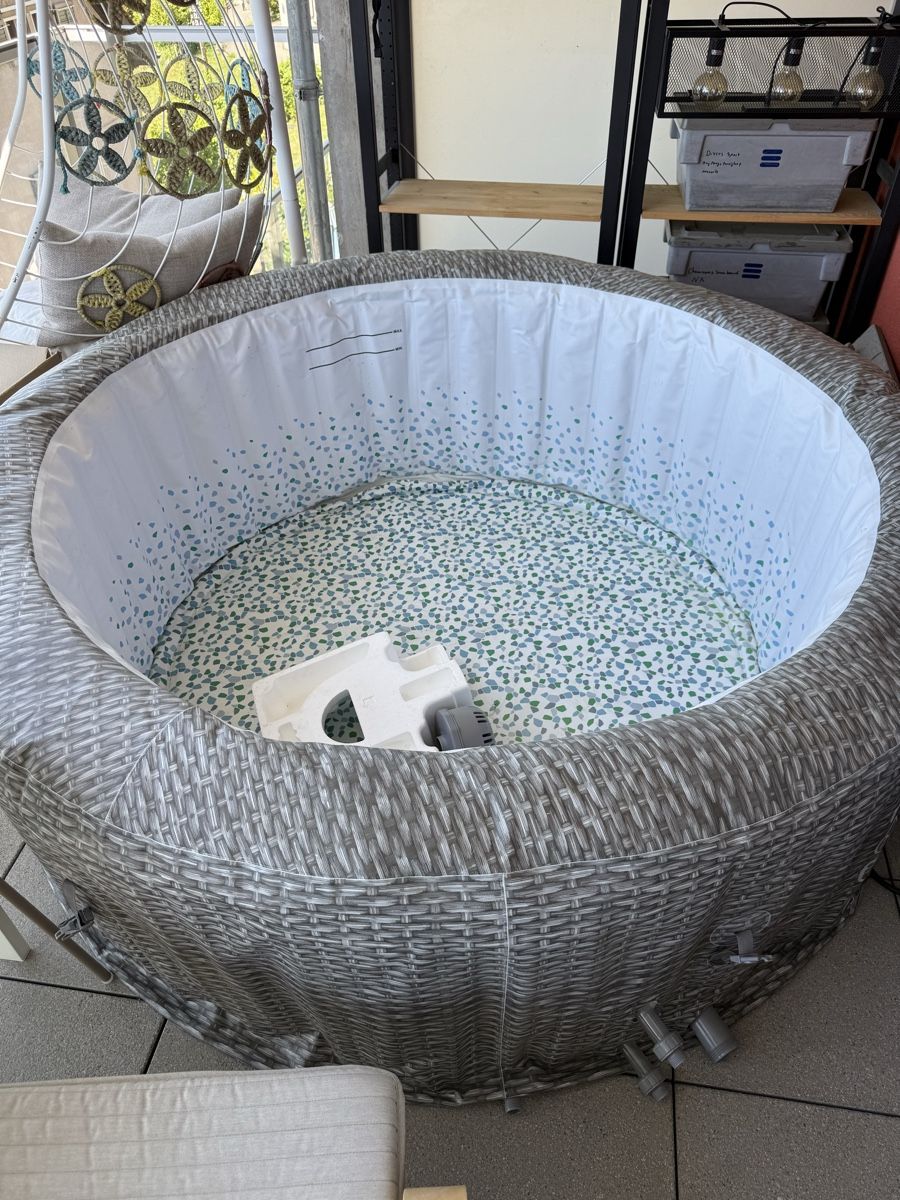 Whirlpool: Jacuzzi gonflable possibilité de livraison – Usato da Renens VD venduto da Nuket