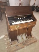 Altes Harmonium der Marke Hörügel