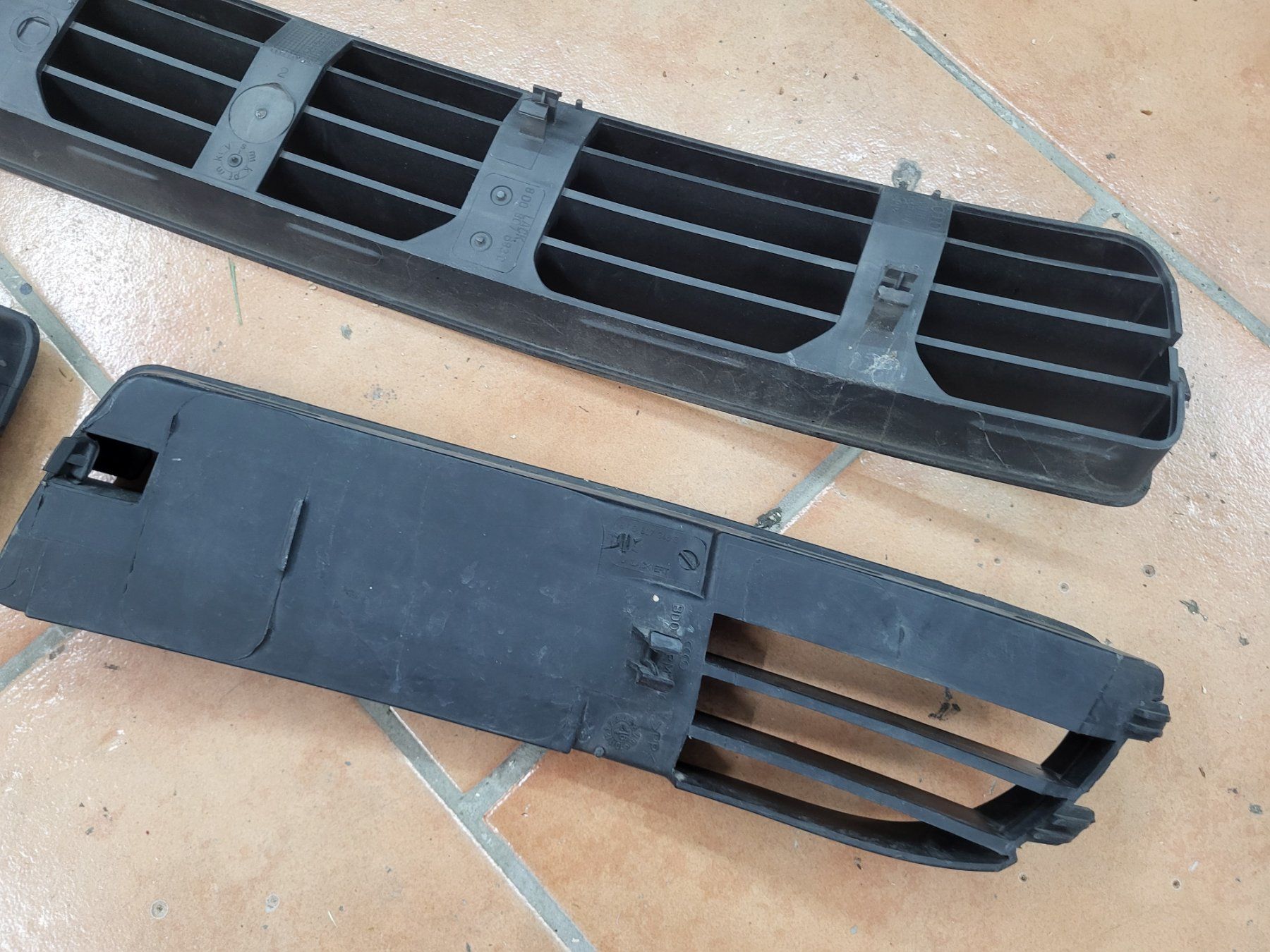 Audi Tutti pezzi di ricambio auto: Audi A4 Gitter Frontschürze – Usato da Eschenz venduto da Bicco1 5